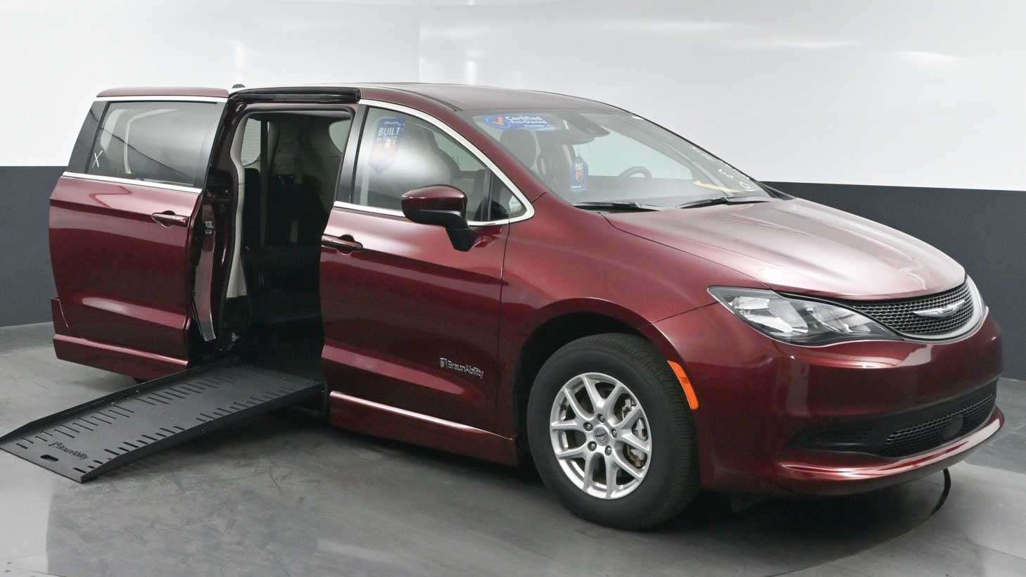 2023 Chrysler Voyager
