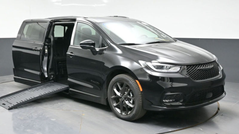 New 2026 Chrysler Pacifica.  ConversionBraunAbility Chrysler Foldout