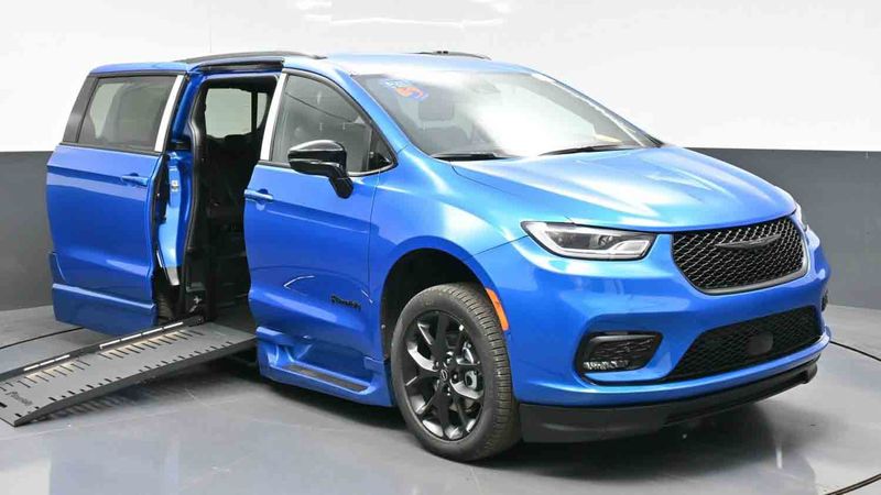 New 2026 Chrysler Pacifica.  ConversionBraunAbility Chrysler Foldout XT