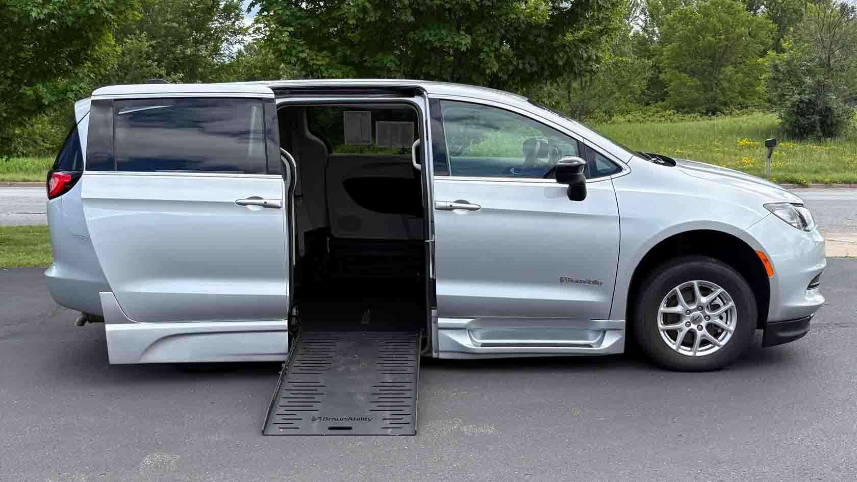 2024 Chrysler Voyager