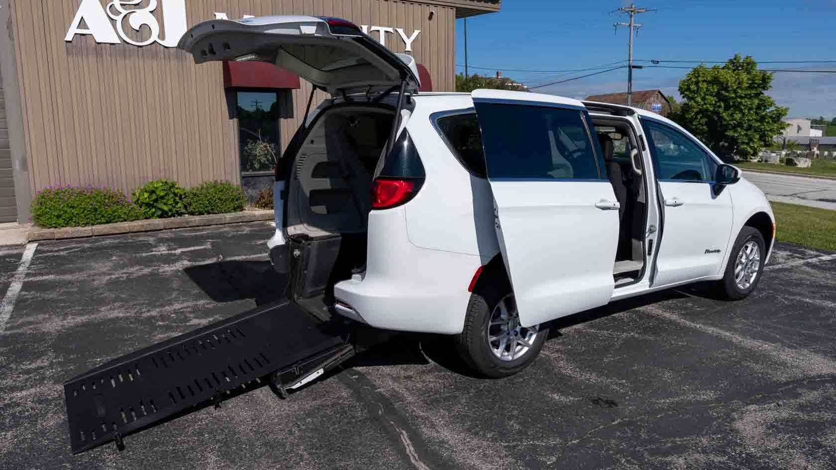 2023 Chrysler Voyager