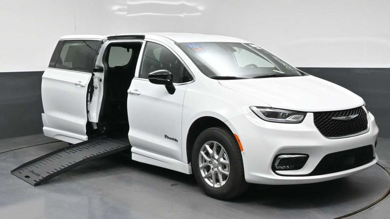 New 2026 Chrysler Pacifica.  ConversionBraunAbility Chrysler Foldout