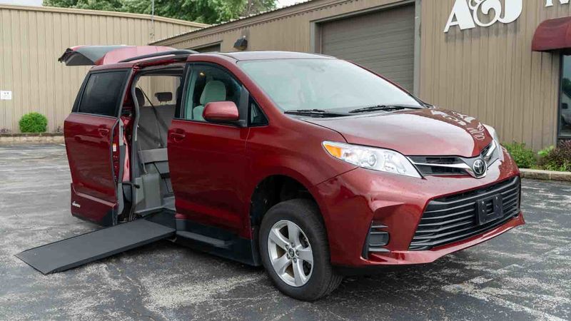 Used 2018 Toyota Sienna.  ConversionVMI Toyota Sienna Hybrid - Side Entry - FWD