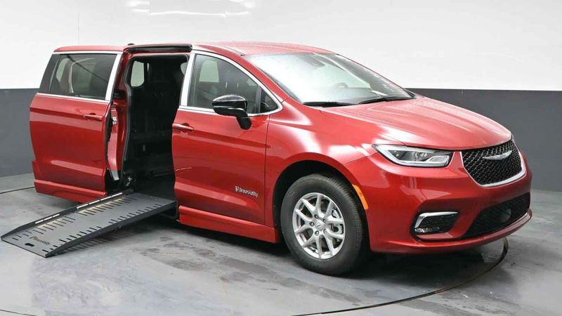 New 2026 Chrysler Pacifica.  ConversionBraunAbility Chrysler Foldout