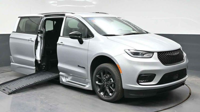 New 2026 Chrysler Pacifica.  ConversionBraunAbility Chrysler Foldout XT