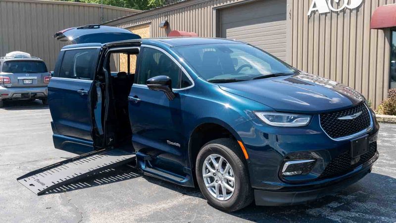 Used 2025 Chrysler Pacifica.  ConversionBraunAbility Chrysler Foldout XT