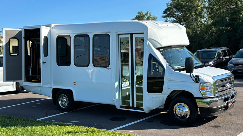 New 2026 Ford E-450.  ConversionDiamond Coach VIP 2200