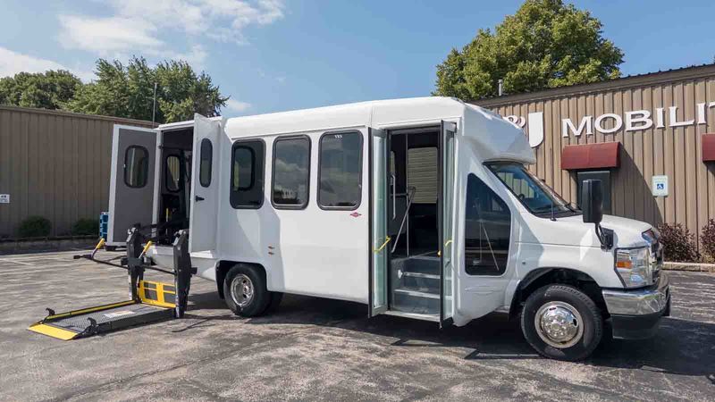 New 2026 Ford E-450.  ConversionDiamond Coach VIP 2200