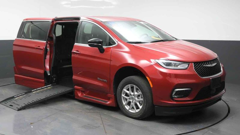 Used 2025 Chrysler Pacifica.  ConversionBraunAbility Chrysler Foldout XT