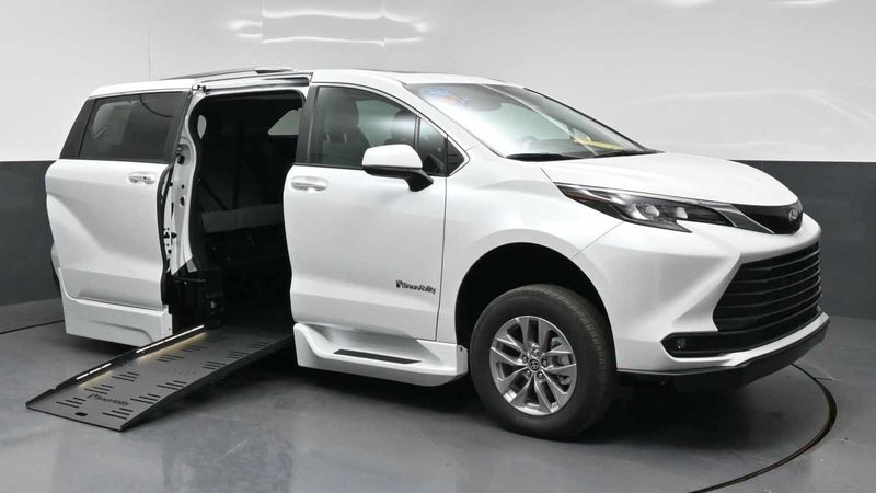 New 2026 Toyota Sienna.  ConversionBraunAbility Toyota Rampvan XT