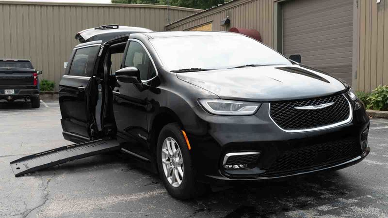 Used 2025 Chrysler Pacifica.  ConversionBraunAbility Chrysler Foldout