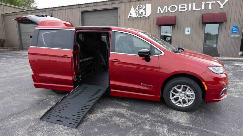 Used 2025 Chrysler Pacifica.  ConversionBraunAbility Chrysler Foldout
