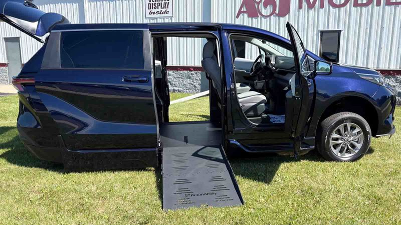 New 2026 Toyota Sienna.  ConversionBraunAbility Toyota Rampvan XT