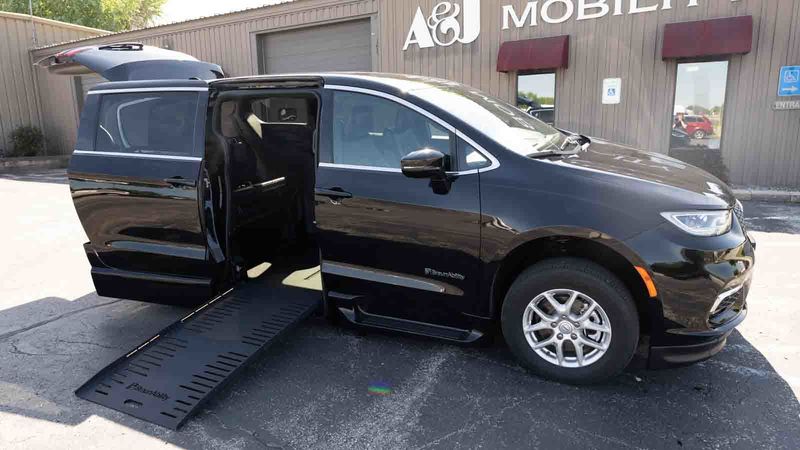 Used 2025 Chrysler Pacifica.  ConversionBraunAbility Chrysler Foldout XT